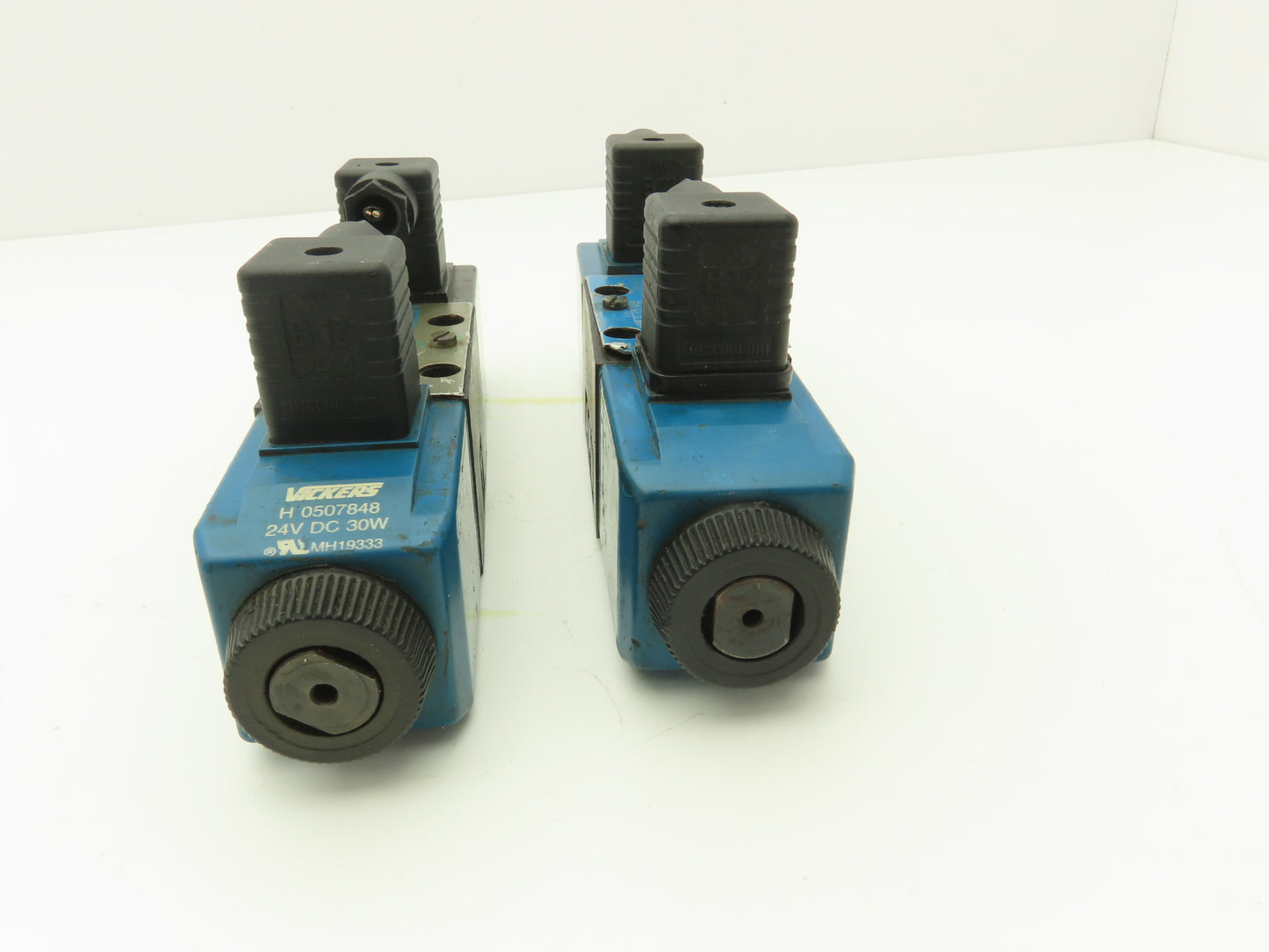 Vickers DG4V-3S-33C-M-U-H5-60 Hydraulic Directional Solenoid Valve 24V Lot of 2