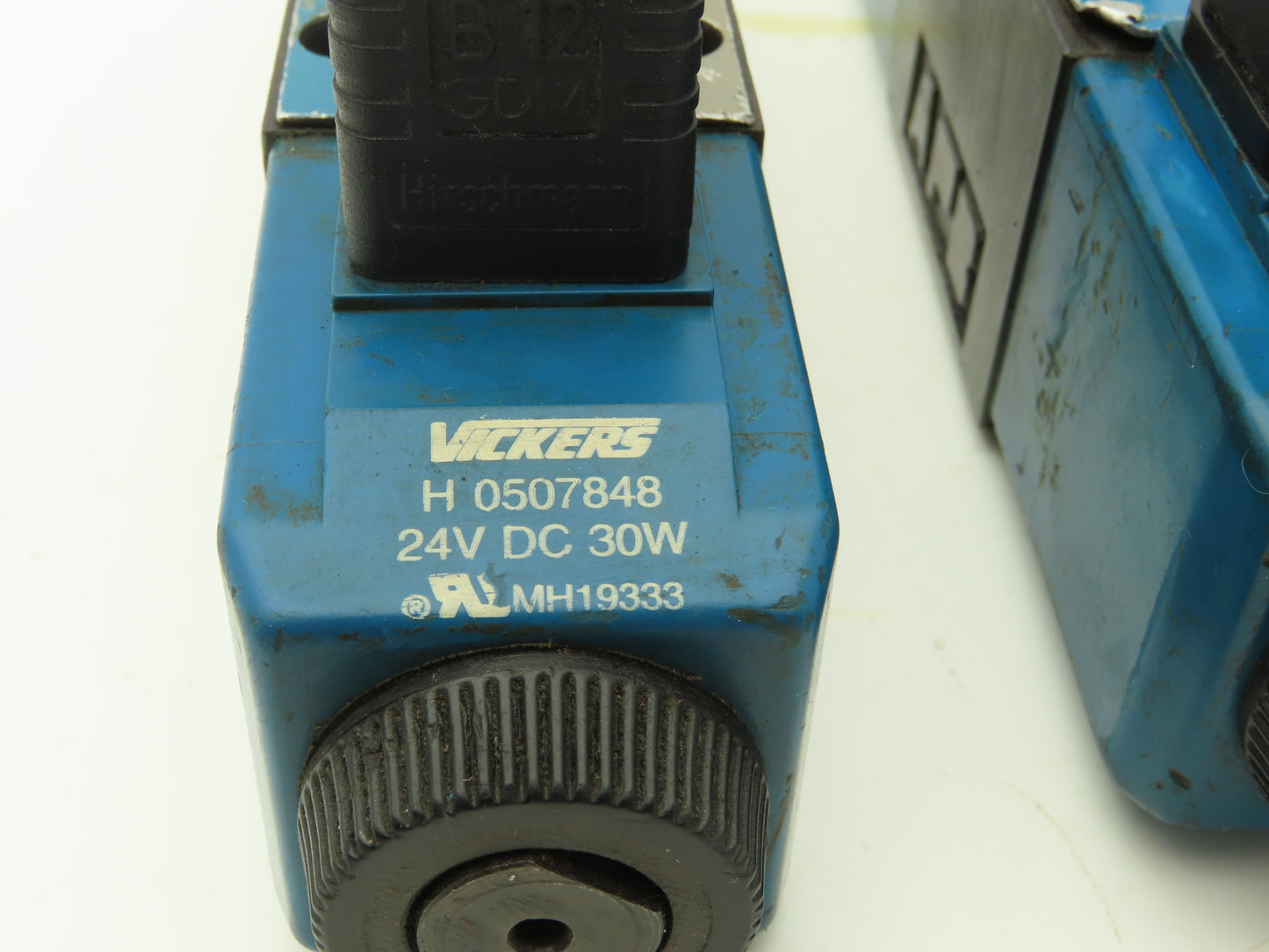 Vickers DG4V-3S-33C-M-U-H5-60 Hydraulic Directional Solenoid Valve 24V Lot of 2