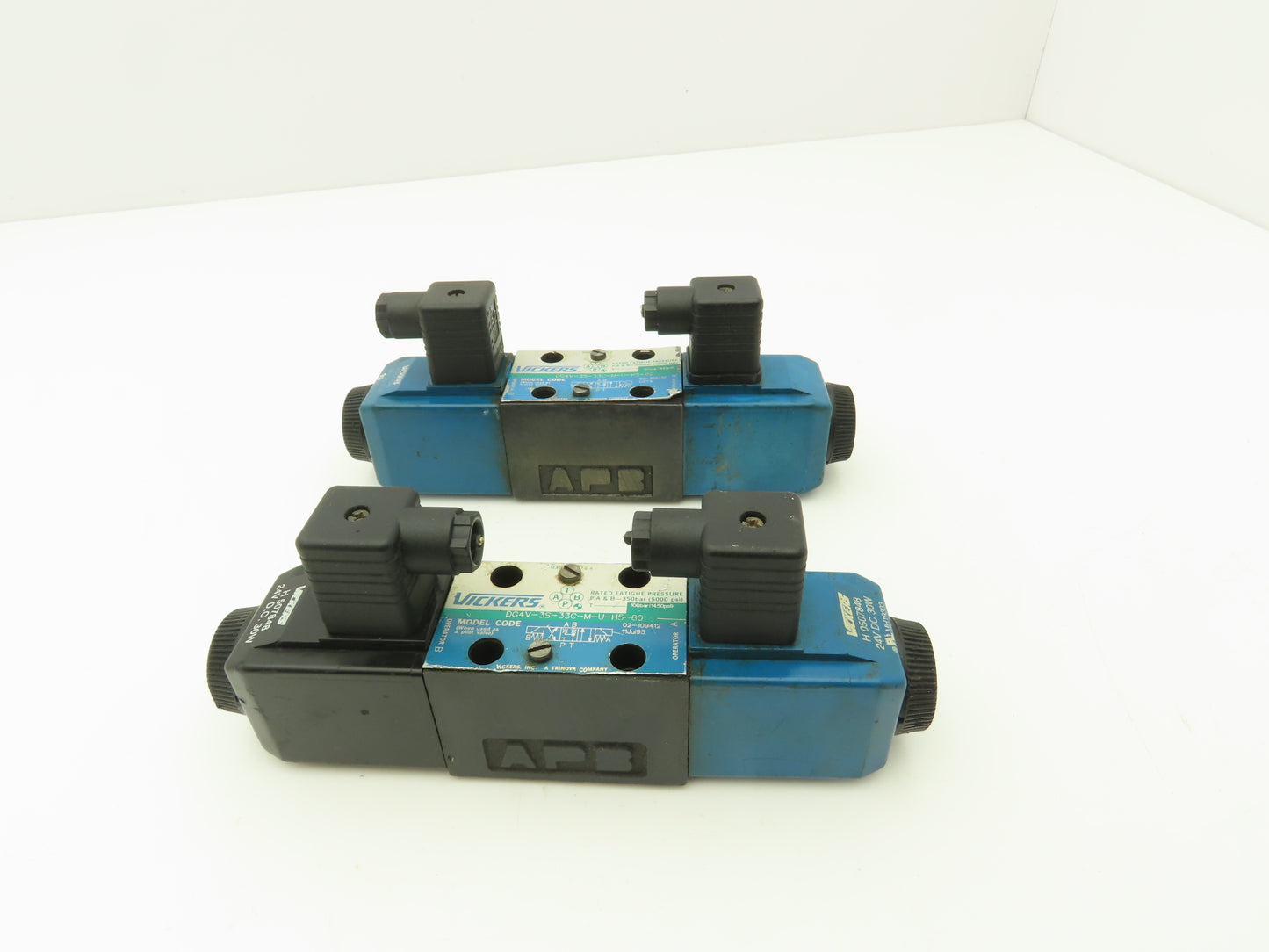 Vickers DG4V-3S-33C-M-U-H5-60 Hydraulic Directional Solenoid Valve 24V Lot of 2