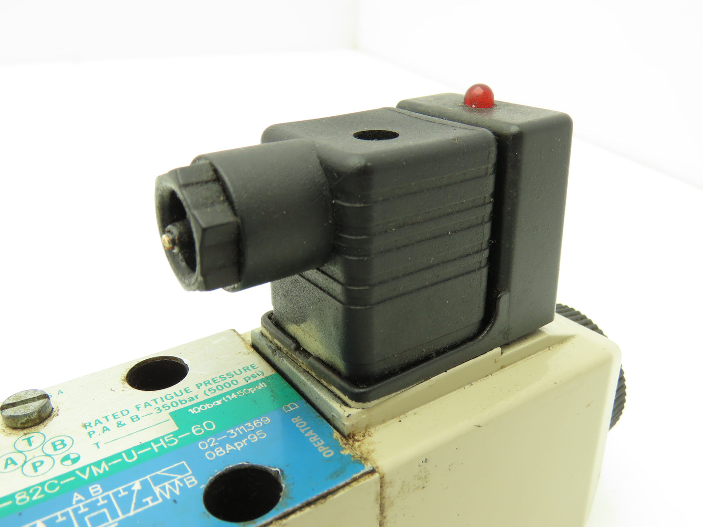 Vickers DG4V-3S-82C-VM-U-H5-60 Hydraulic Directional Solenoid Valve 24VDC
