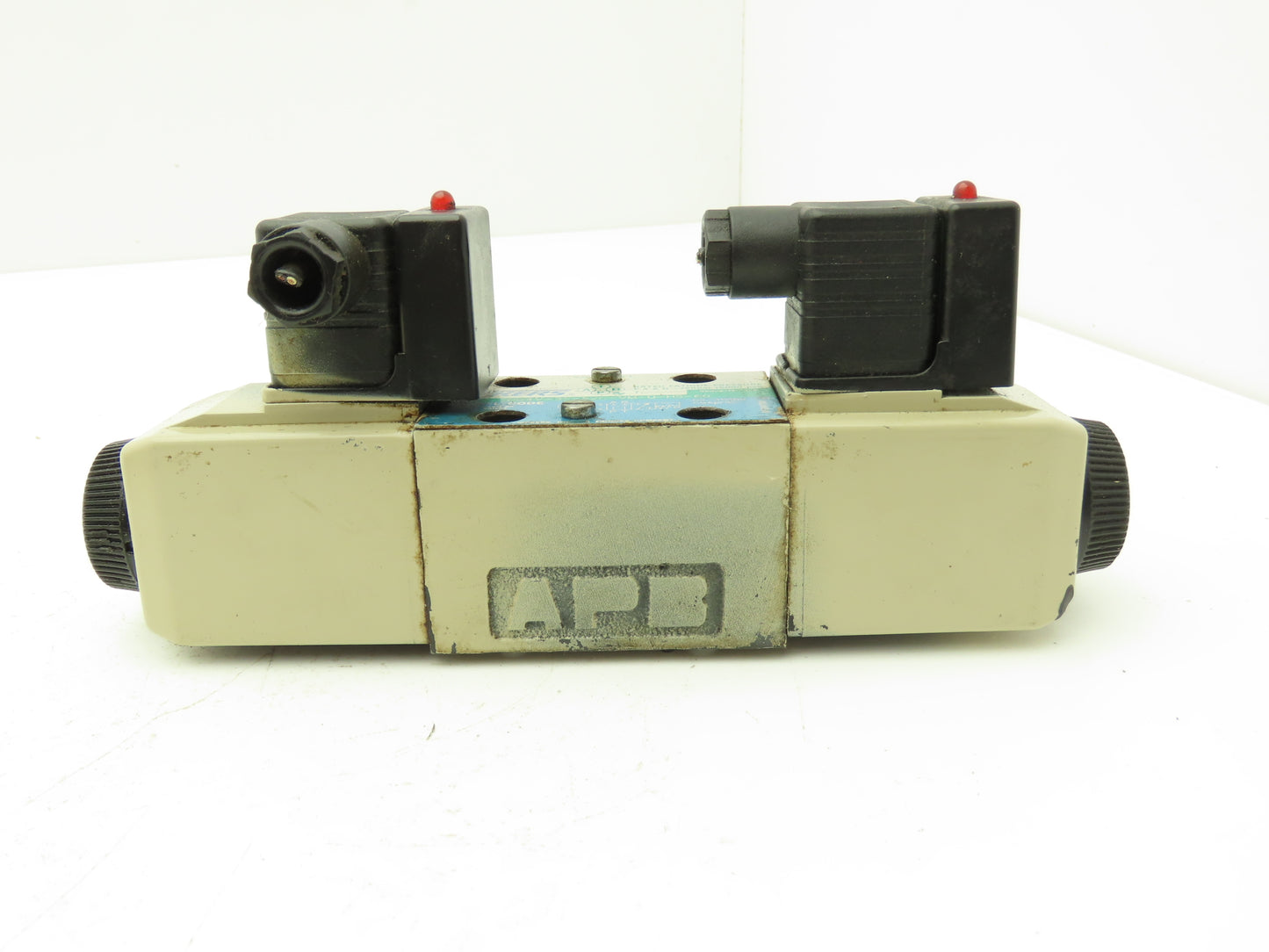 Vickers DG4V-3S-82C-VM-U-H5-60 Hydraulic Directional Solenoid Valve 24VDC