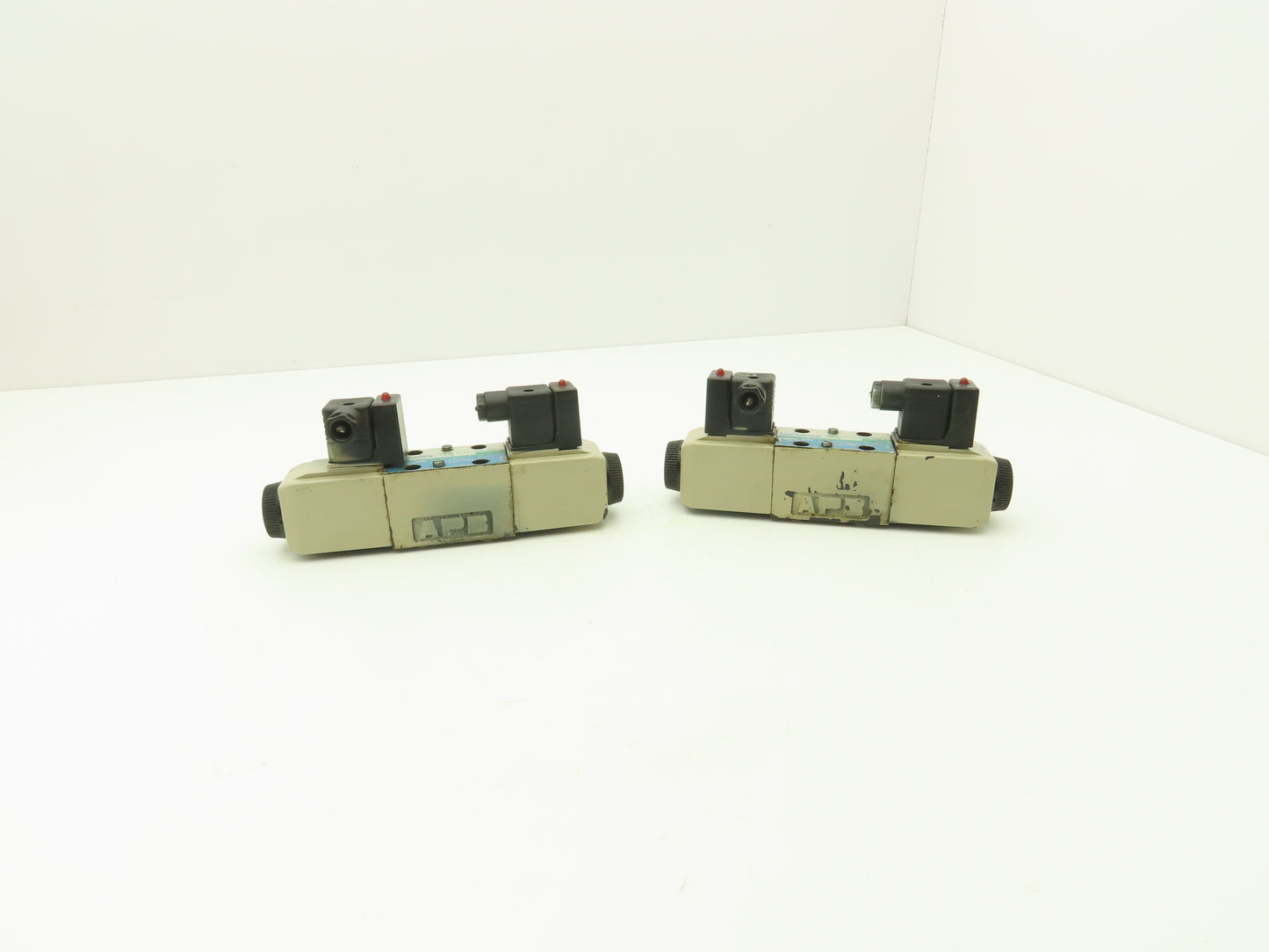 Vickers DG4V-3S-82C-VM-U-H5-60 Hydraulic Directional Solenoid Valve 24VDC