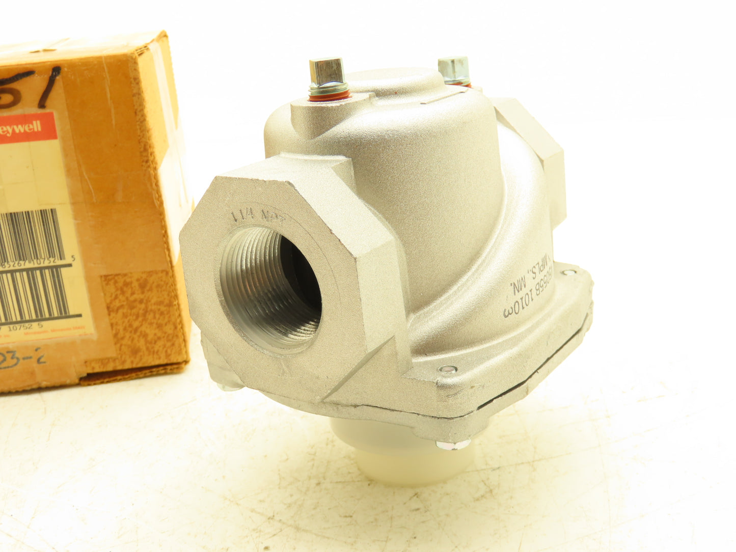 Honeywell V5055B Safety Shutoff Gas Valve 1-1/4"NPT NC Industrial