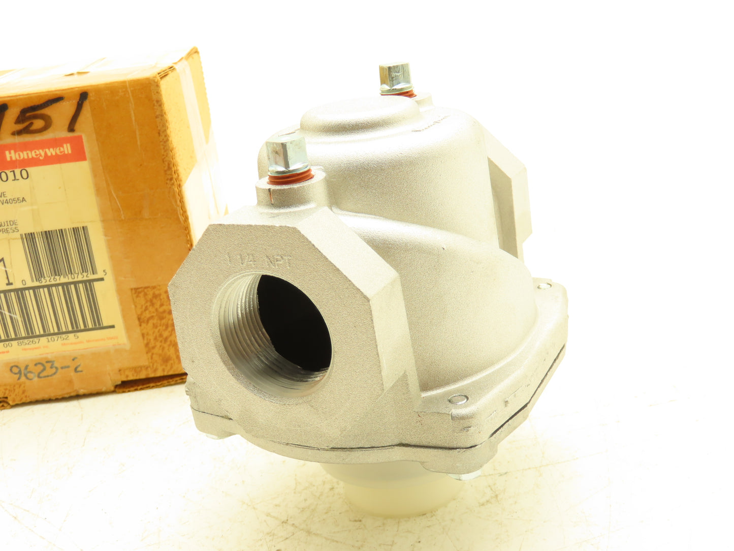 Honeywell V5055B Safety Shutoff Gas Valve 1-1/4"NPT NC Industrial