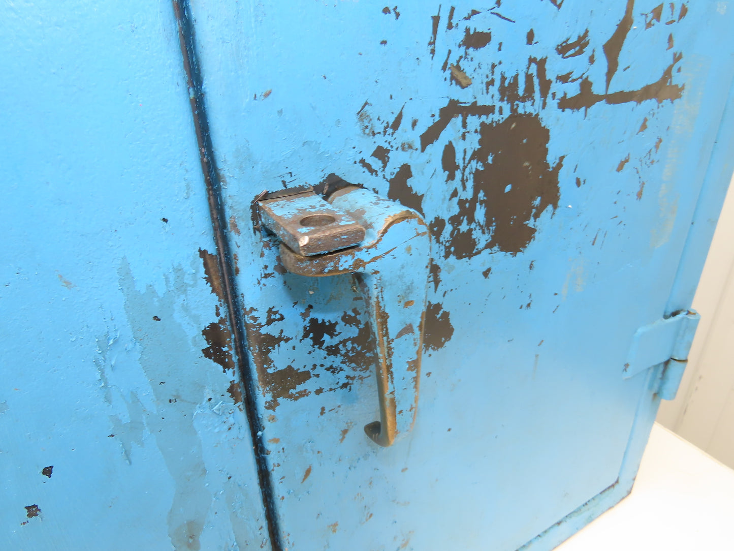 Strong Hold Extreme Duty 12 GA Counter-Height Cabinet 2 Shelf 36x20x36"