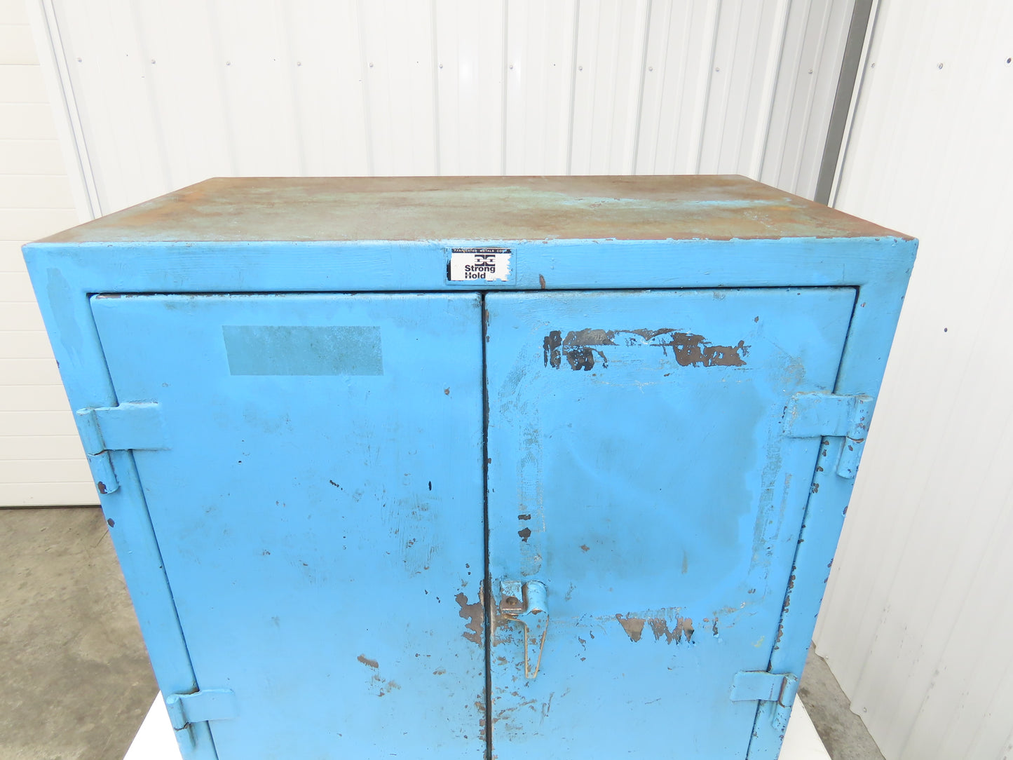 Strong Hold Extreme Duty 12 GA Counter-Height Cabinet 2 Shelf 36x20x36"