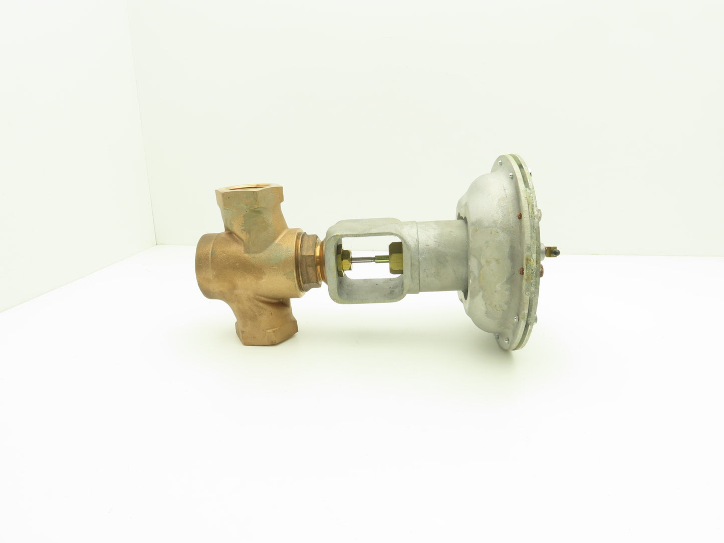 Johnson Controls V-5254-3 1-1/2" NPT Copper Globe Valve 9-13 PSIG Normally Open