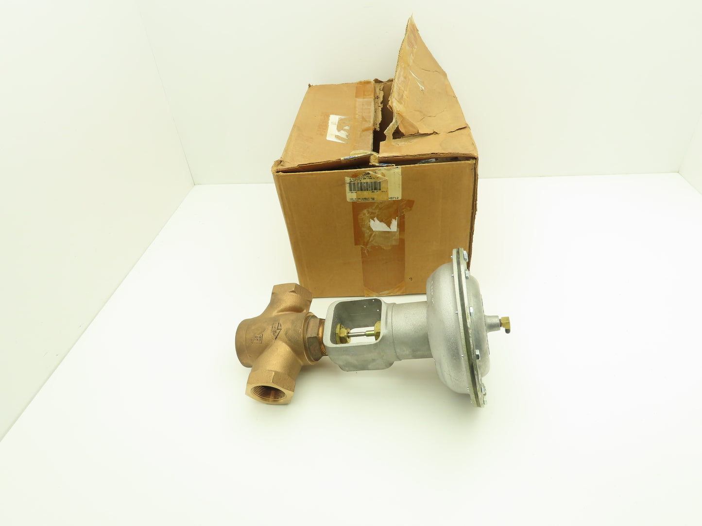 Johnson Controls V-5254-3 1-1/2" NPT Copper Globe Valve 9-13 PSIG Normally Open