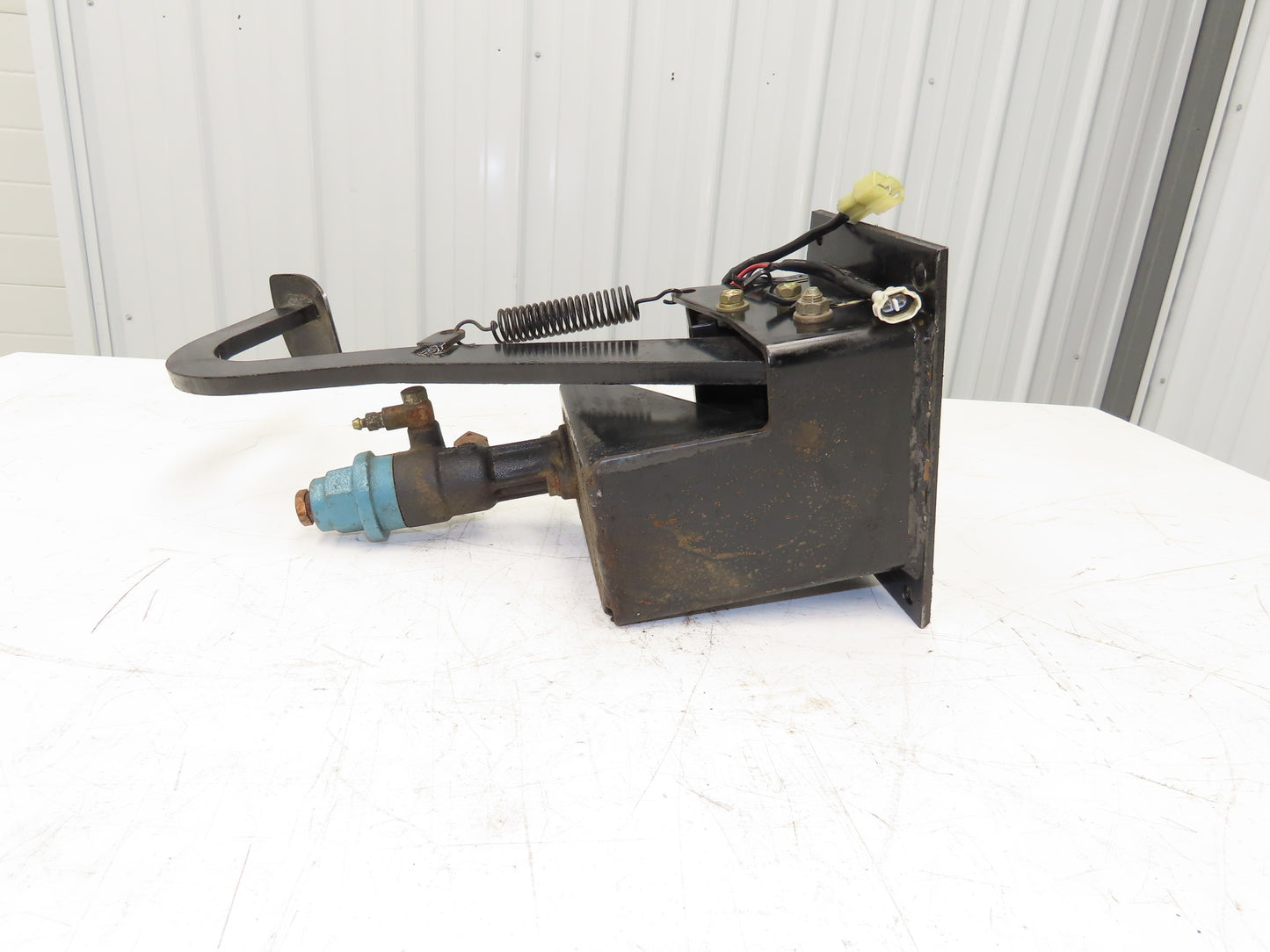 Toyota 5FBCU20 Electric Forklift Brake Pedal Master Cylinder Assembly