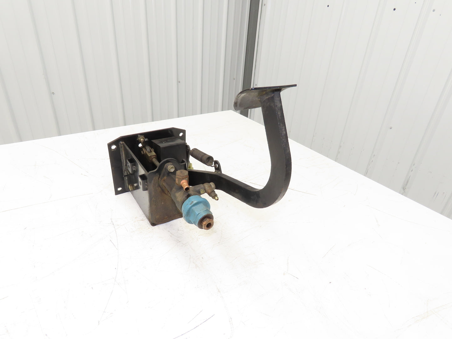 Toyota 5FBCU20 Electric Forklift Brake Pedal Master Cylinder Assembly