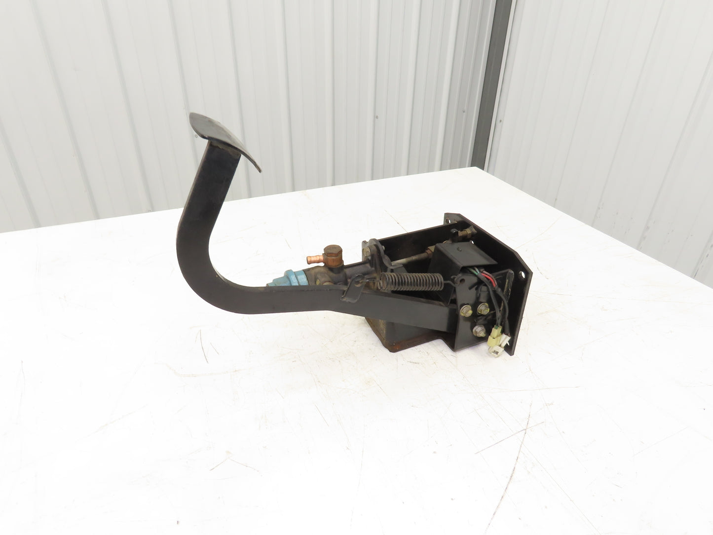 Toyota 5FBCU20 Electric Forklift Brake Pedal Master Cylinder Assembly