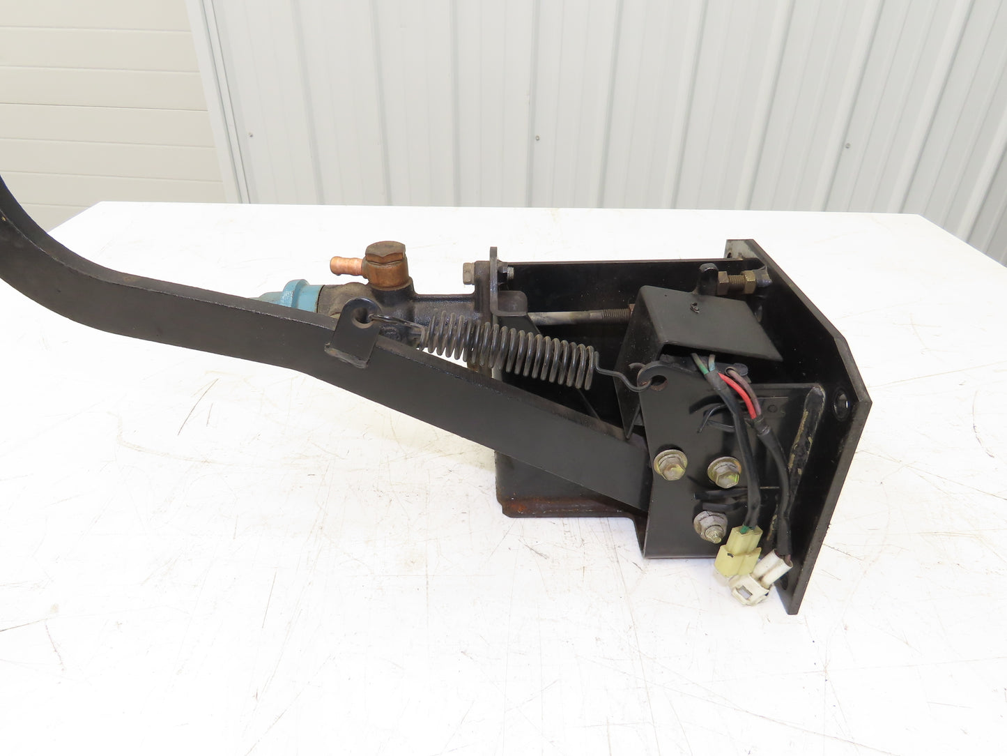 Toyota 5FBCU20 Electric Forklift Brake Pedal Master Cylinder Assembly