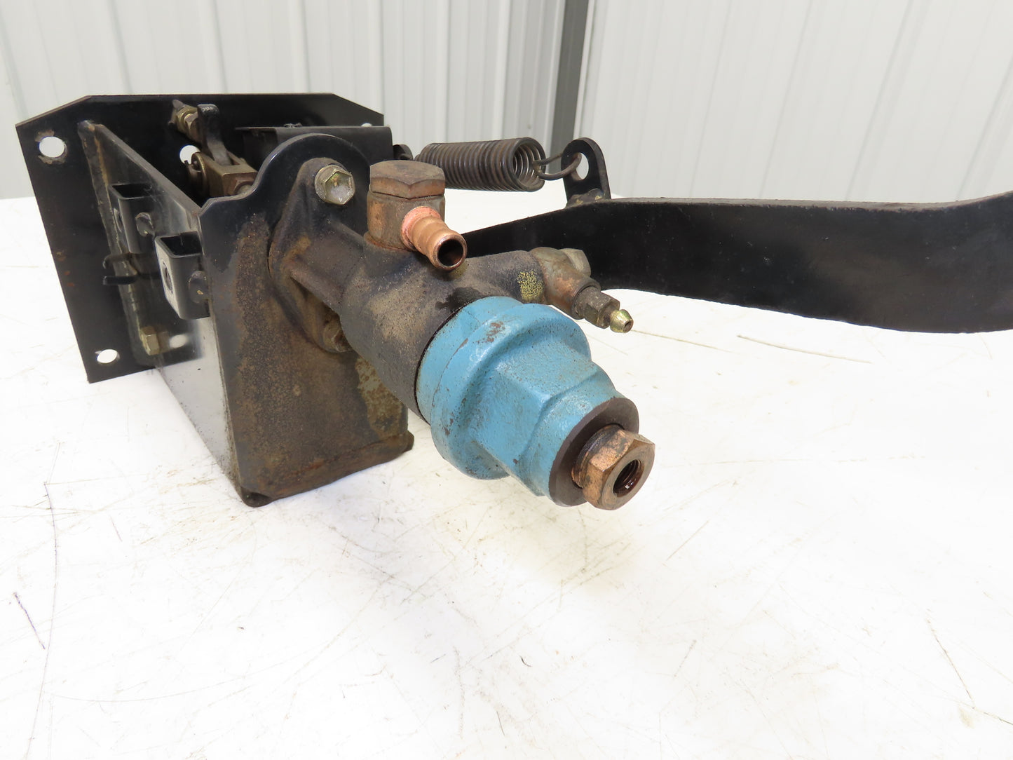 Toyota 5FBCU20 Electric Forklift Brake Pedal Master Cylinder Assembly