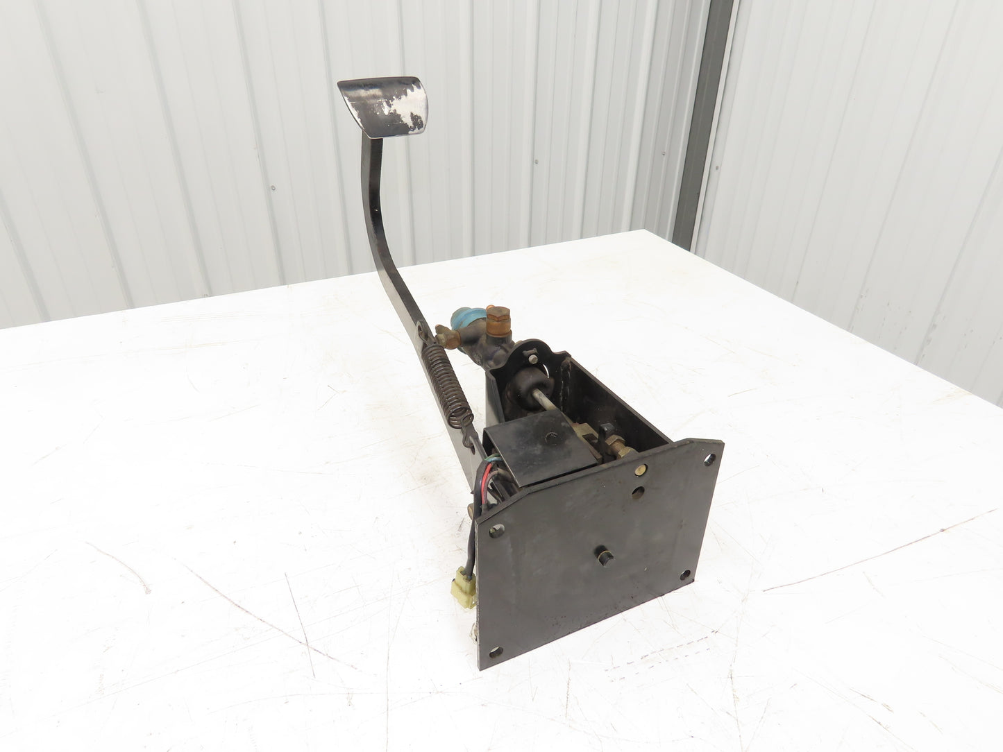 Toyota 5FBCU20 Electric Forklift Brake Pedal Master Cylinder Assembly