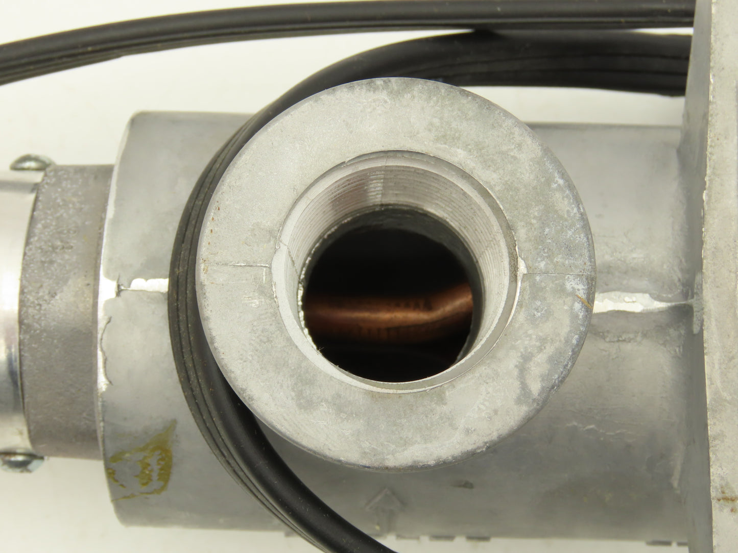 Fleetguard 259283 Coolant Heater 2240W 120V 1"NPT Inlet/Outlet Mounting Hardware