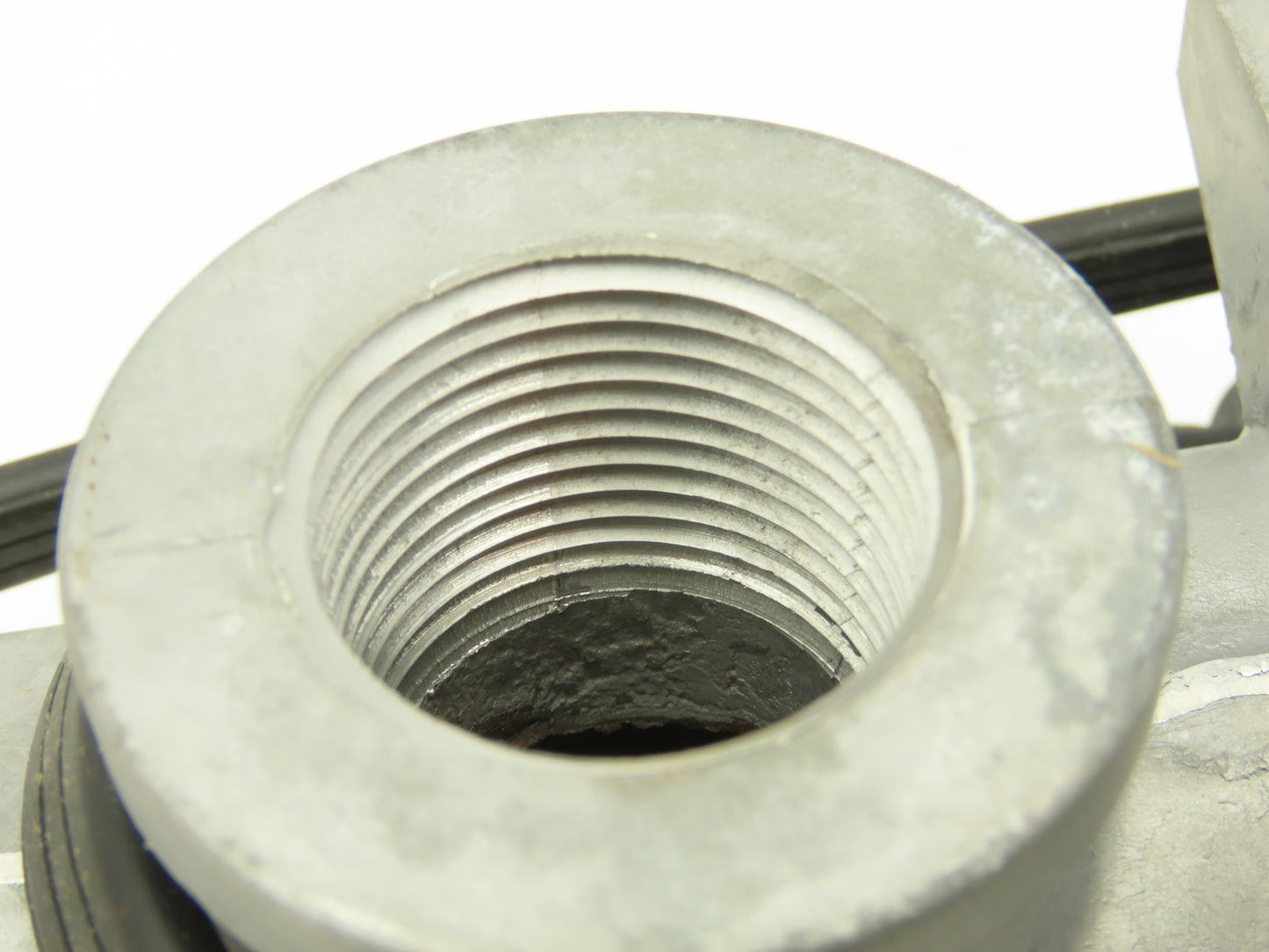 Fleetguard 259283 Coolant Heater 2240W 120V 1"NPT Inlet/Outlet Mounting Hardware