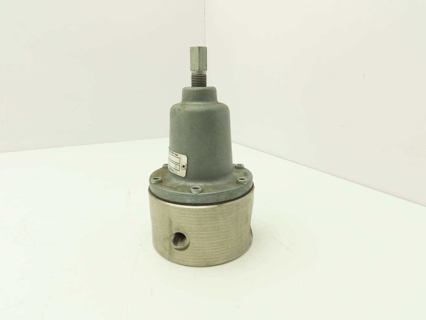 Graco 208-997 Low Pressure Corrosion Resistant Back Pressure Regulator w/Gauge