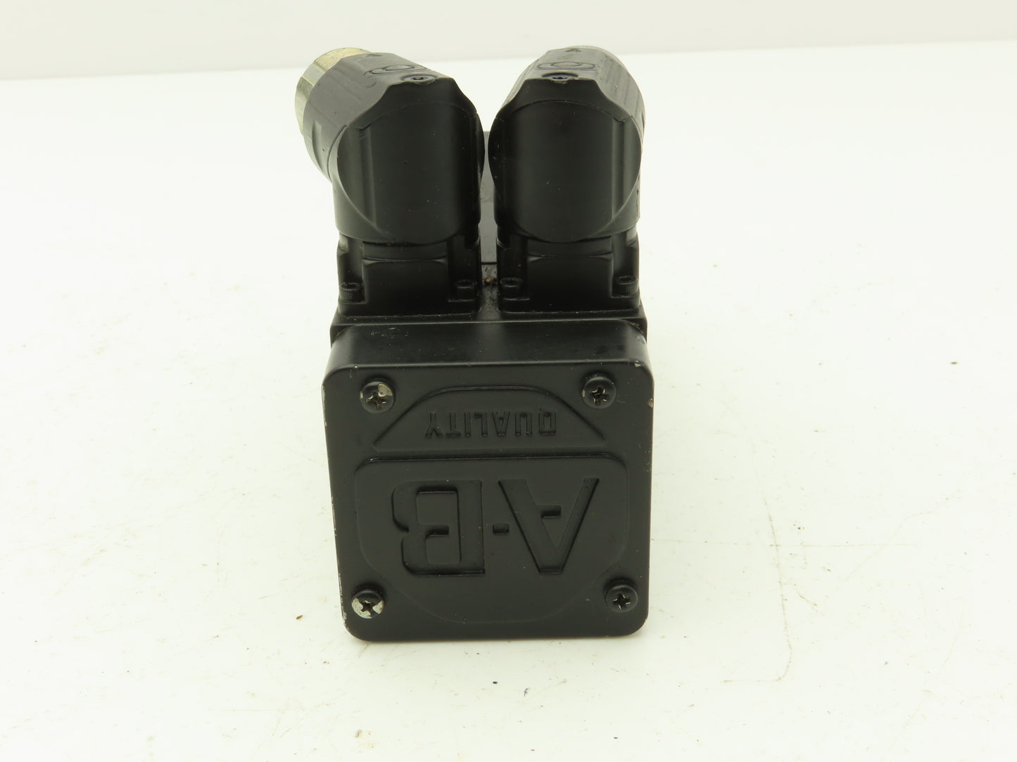 Allen Bradley MPL-B1530U-VJ72AA AC Servo Motor .39kw 460V 3PH 7000 RPM