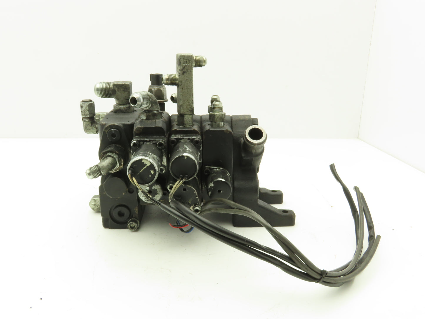 Toyota 67620-U1361-71 Hydraulic 3-Spool Forklift Mast Control Valve From 8FBE15U