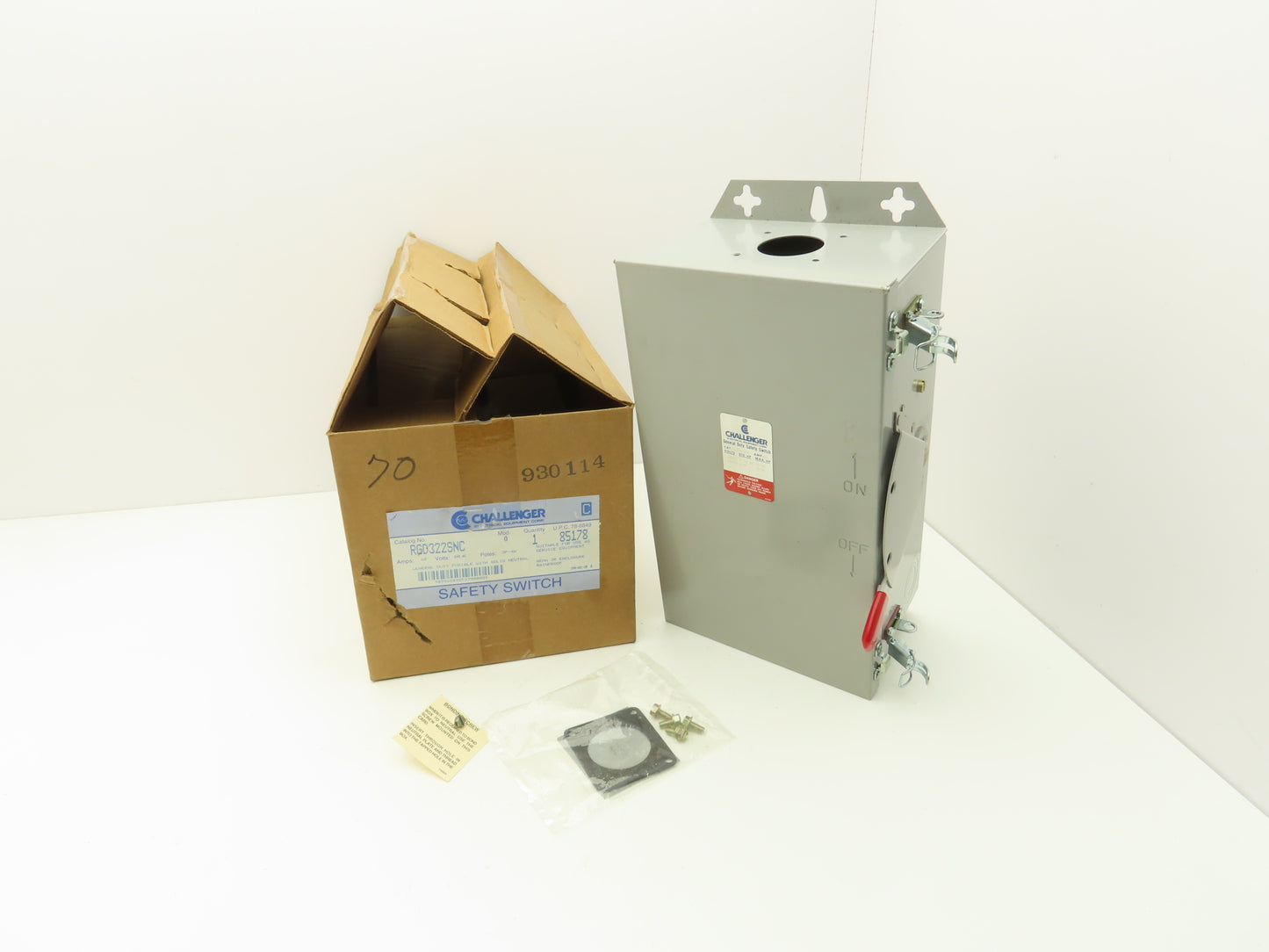 Challenger RGD322SNC Safety Disconnect Switch Fusible 60A 3 Pole 4 Wire 240V