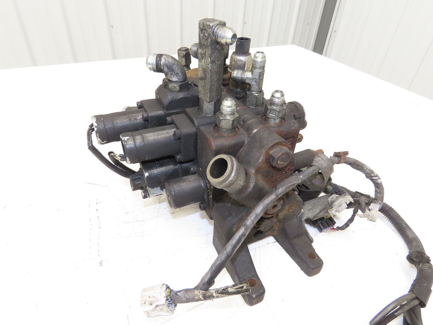 Toyota 67620-U1361-71 Hydraulic 3-Spool Forklift Mast Control Valve From 8FBE15U