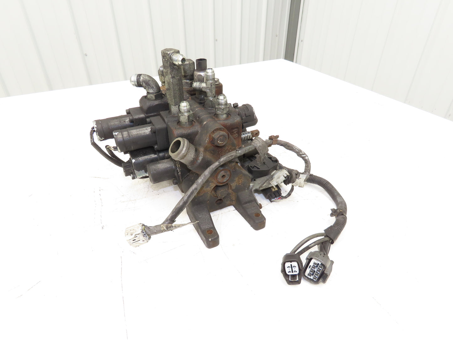 Toyota 67620-U1361-71 Hydraulic 3-Spool Forklift Mast Control Valve From 8FBE15U