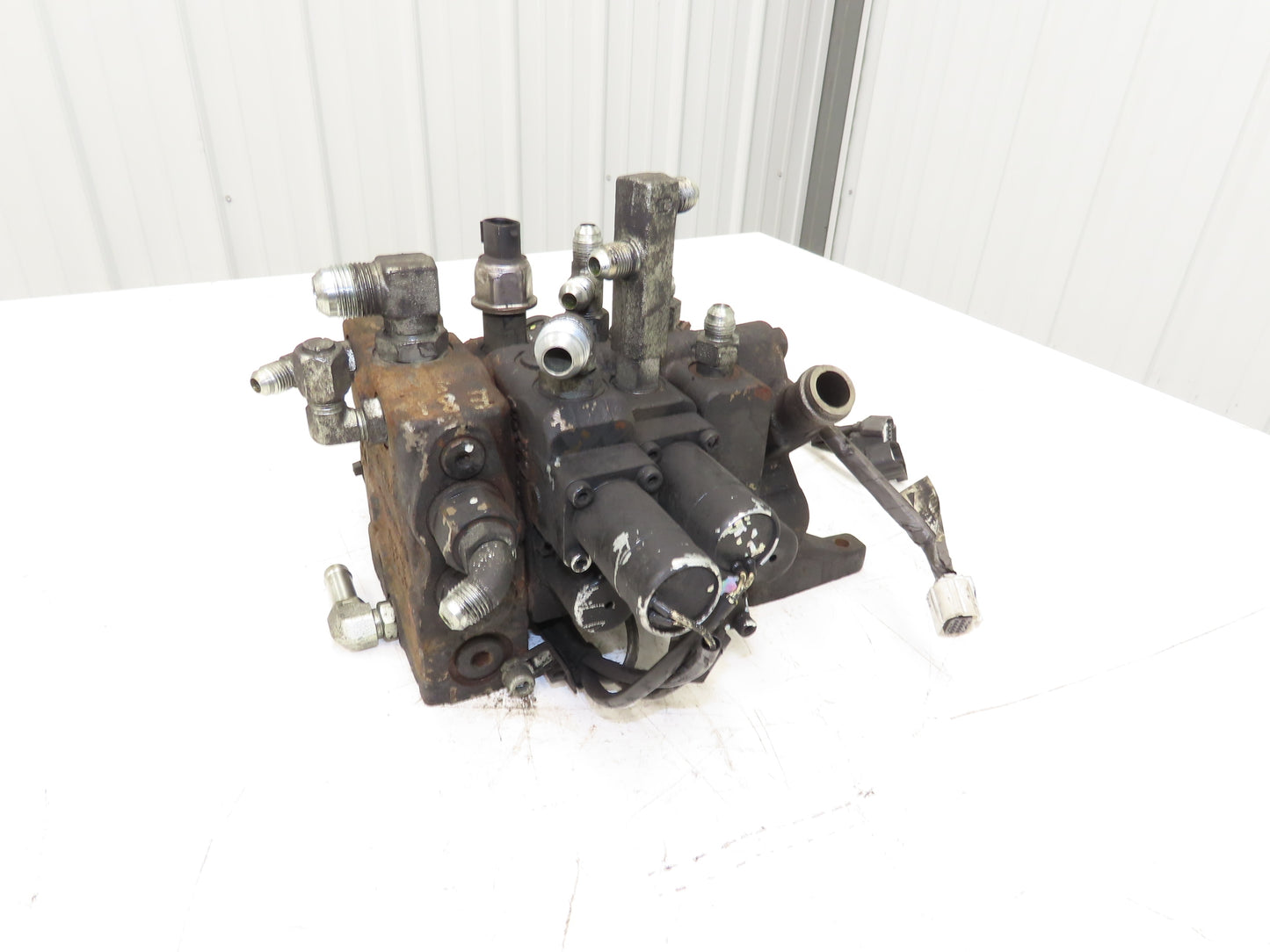 Toyota 67620-U1361-71 Hydraulic 3-Spool Forklift Mast Control Valve From 8FBE15U