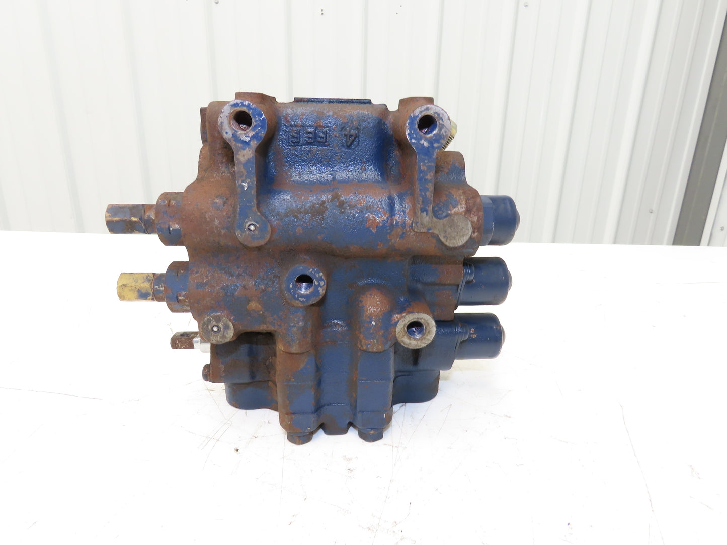 Toyota 67720-15301-71-B Hydraulic 3-Spool Forklift Mast Control Valve Off 5FBE15