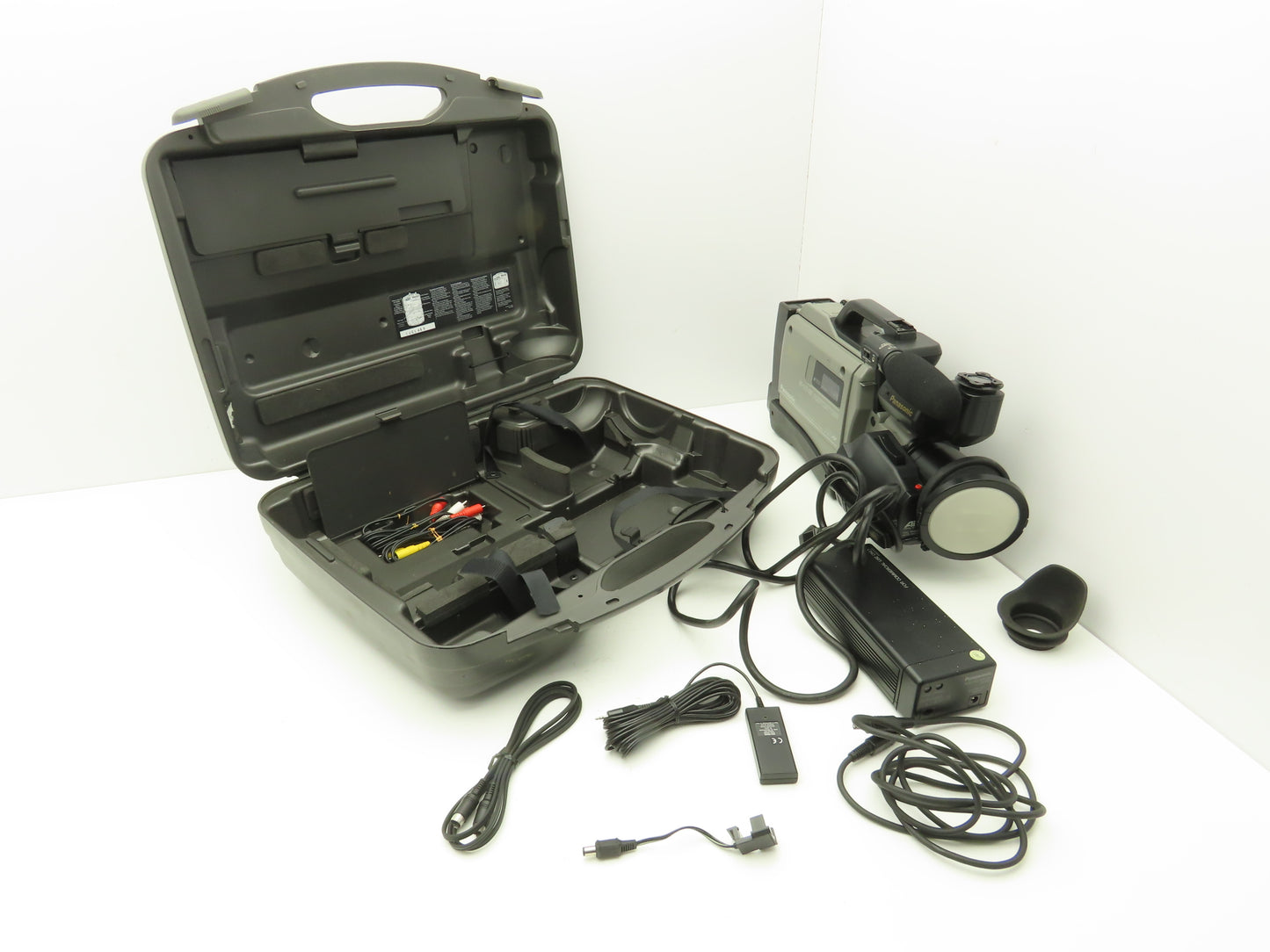 Panasonic AG-455 Camcorder Movie Camera S-VHS Reporter W/Hard Case Powered Up