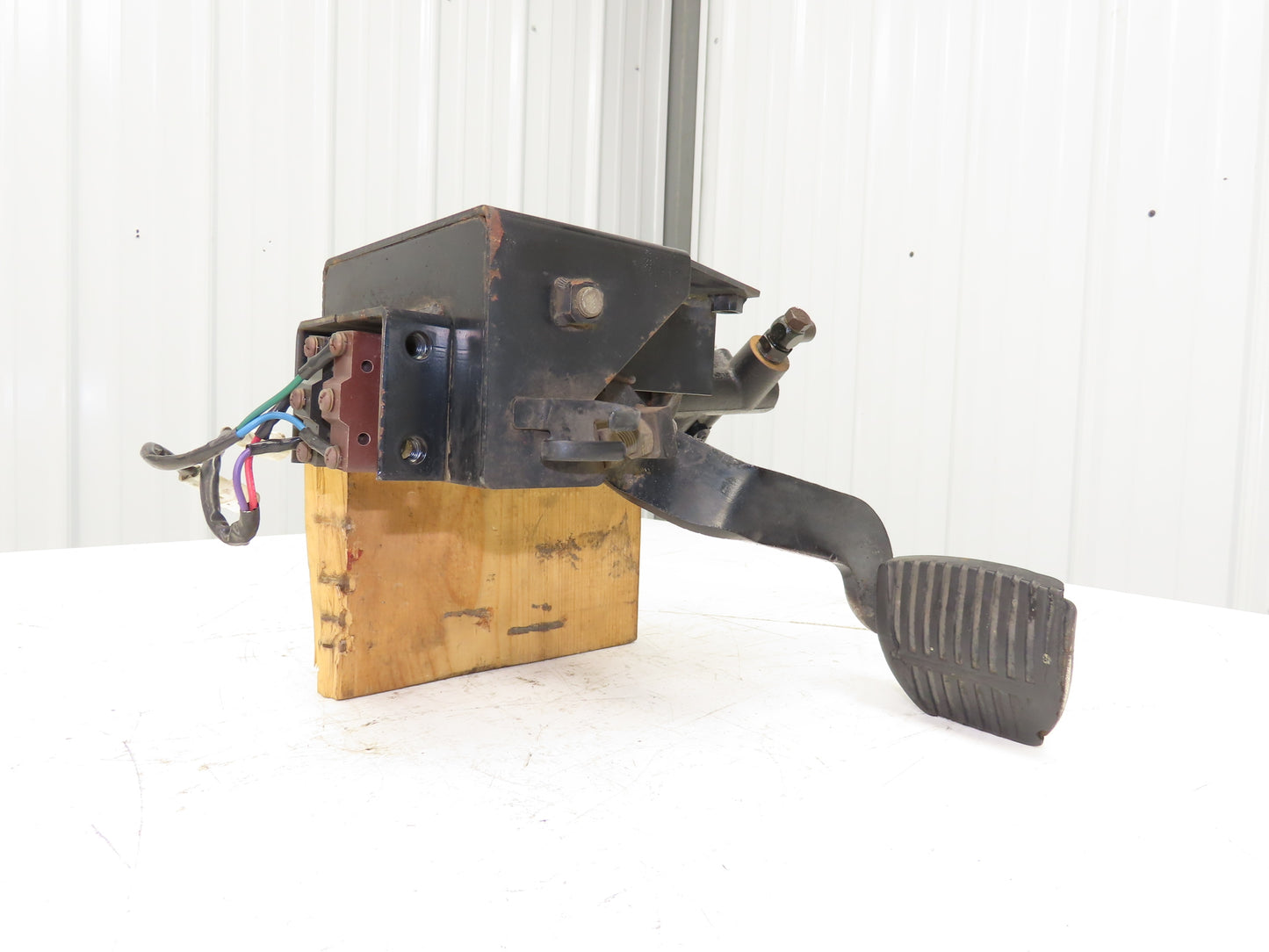 Toyota 5FBE15 Electric Forklift Hydraulic Brake Pedal Master Cylinder Assembly