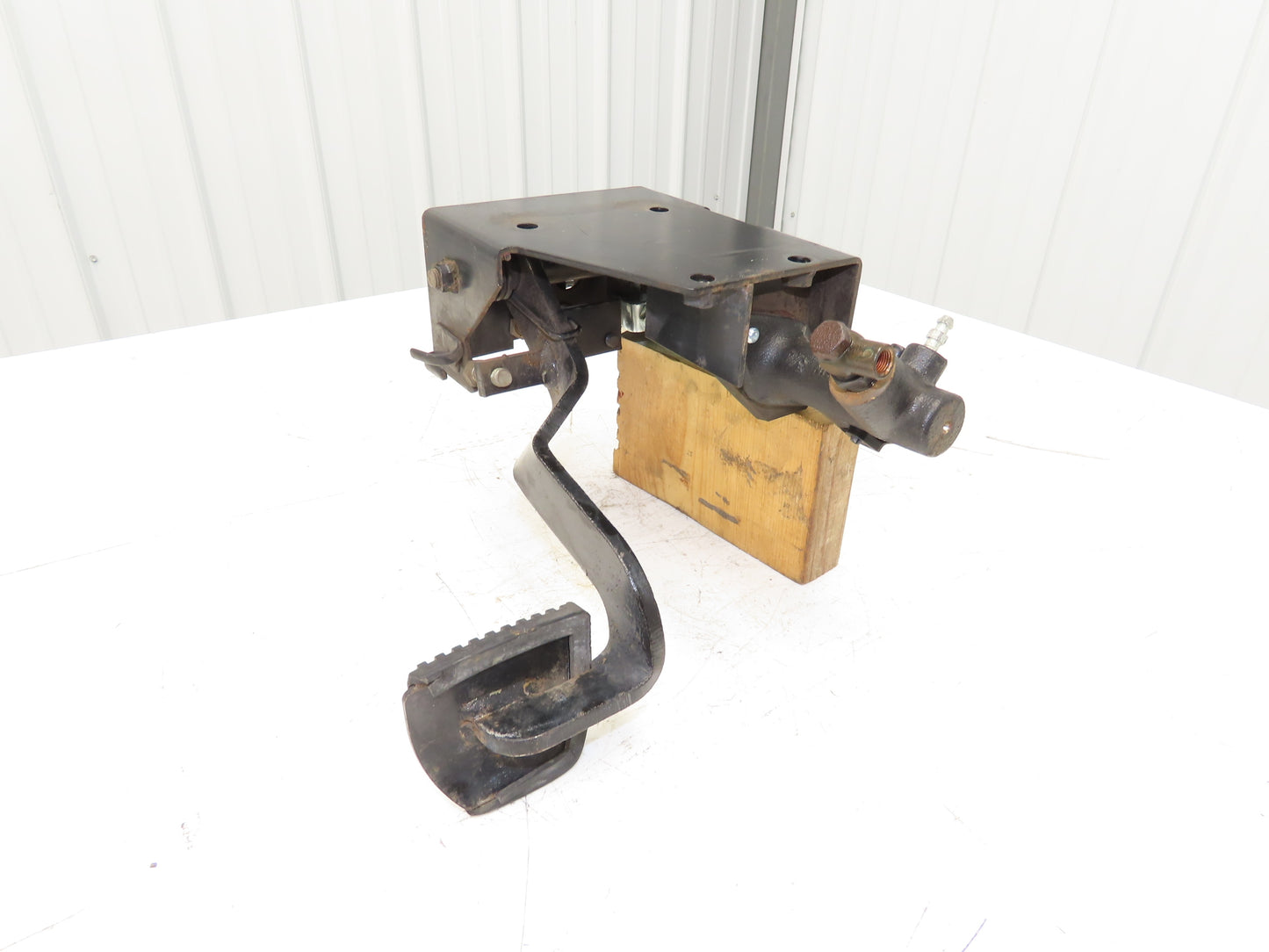 Toyota 5FBE15 Electric Forklift Hydraulic Brake Pedal Master Cylinder Assembly