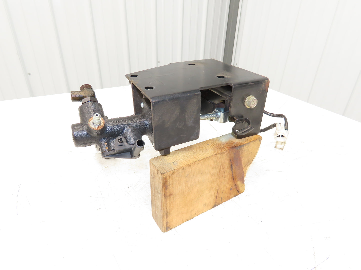 Toyota 5FBE15 Electric Forklift Hydraulic Brake Pedal Master Cylinder Assembly