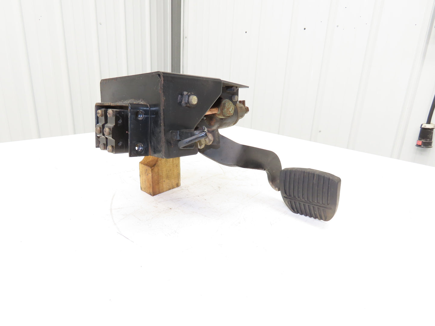 Toyota 5FBE15 Electric Forklift Hydraulic Brake Pedal Master Cylinder Assembly