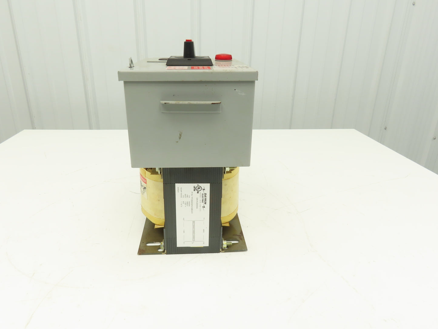 Daykin Stepdown Power Transformer 3kVA 1Ph HV 480V LV 120V with Receptacle