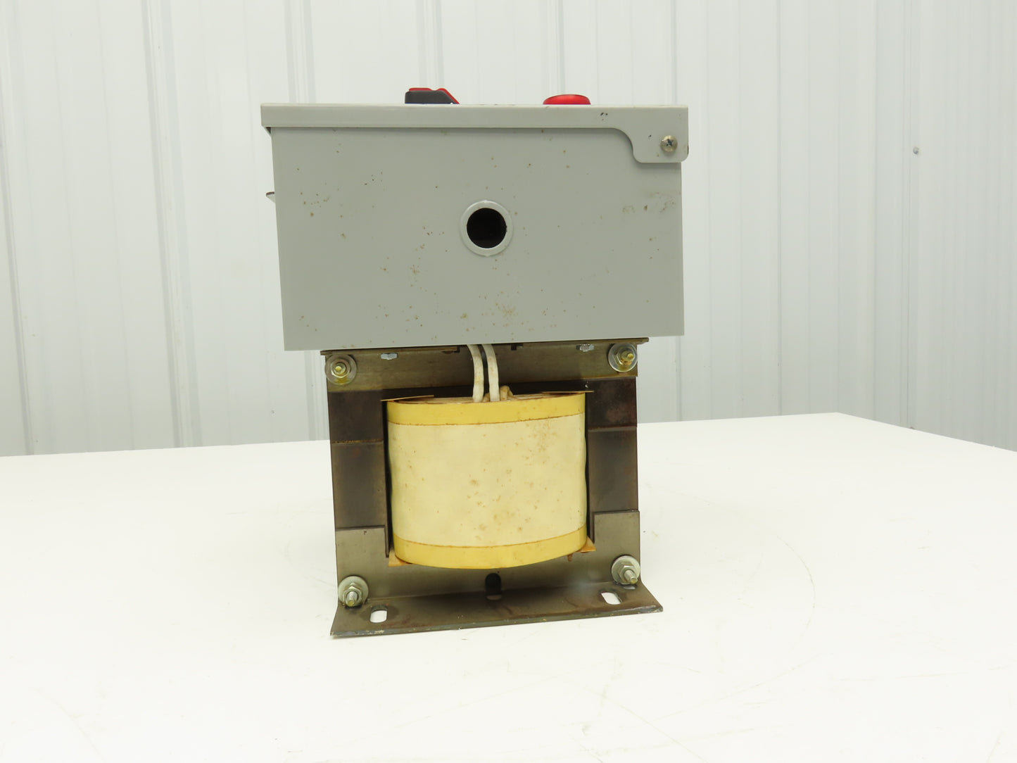 Daykin Stepdown Power Transformer 3kVA 1Ph HV 480V LV 120V with Receptacle