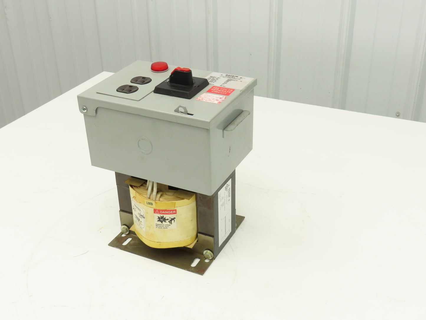 Daykin Stepdown Power Transformer 3kVA 1Ph HV 480V LV 120V with Receptacle