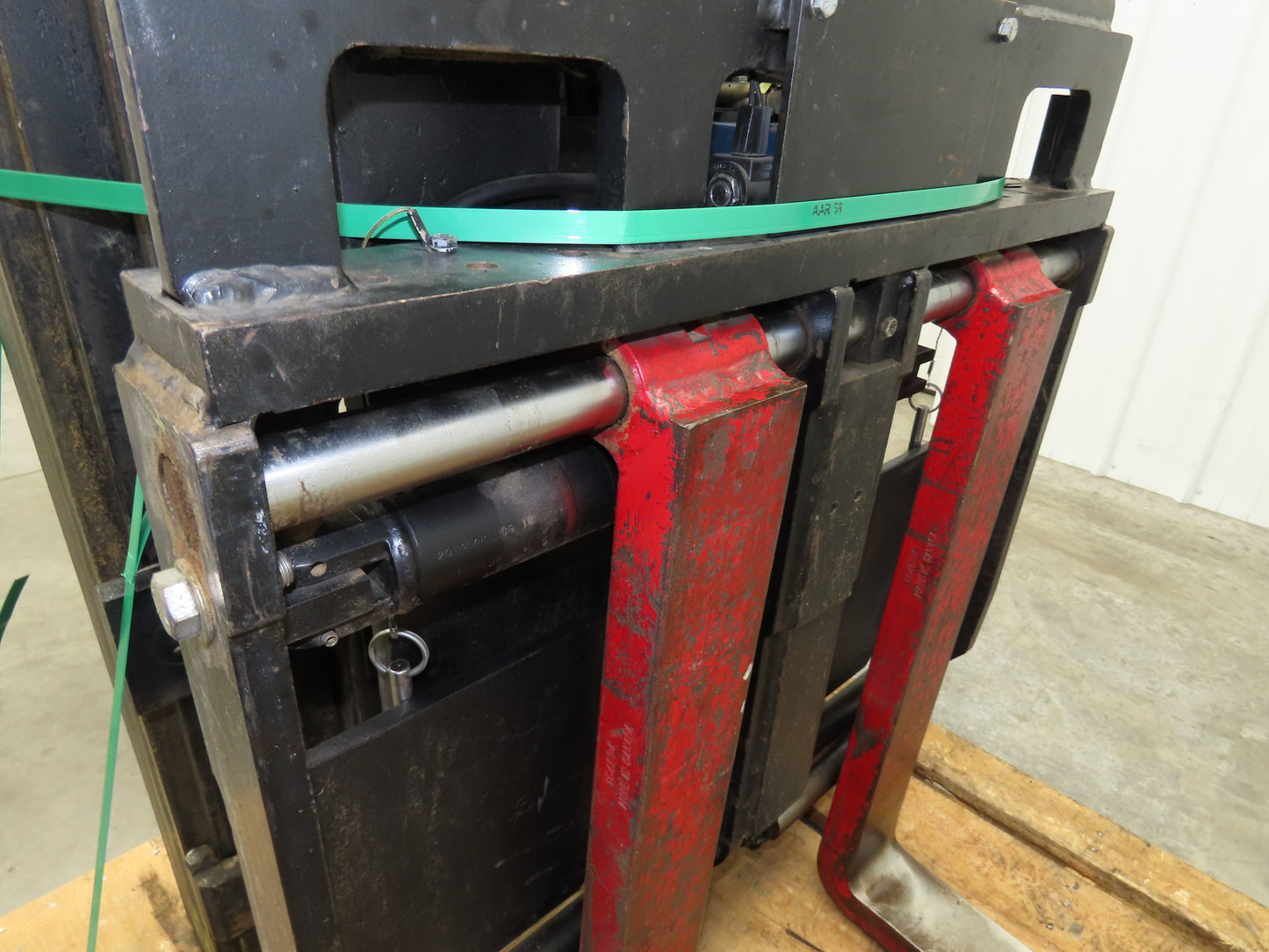 Hyster Mast & Fork Assembly 3 Stage 209" Lift 3000lb Off N30XMR2 Reach Truck