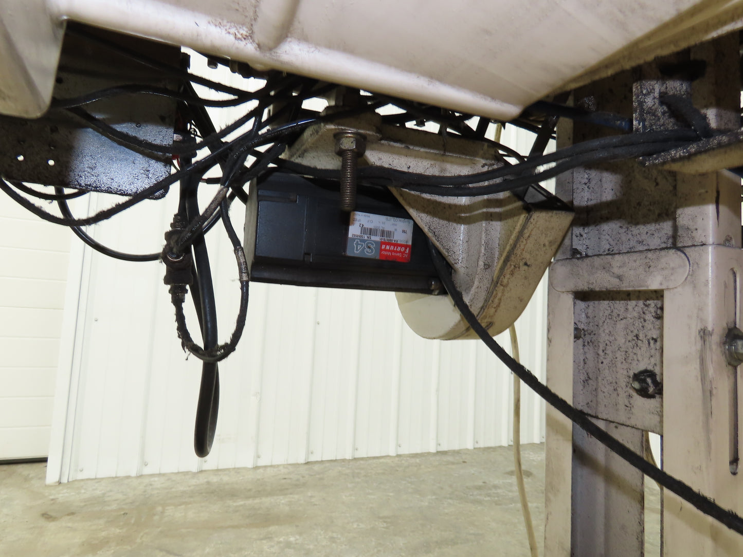 KM-1070BLX-7 Fortuna Industrial Sewing Embroidery Servo Machine 230VAC 1Ph *Read