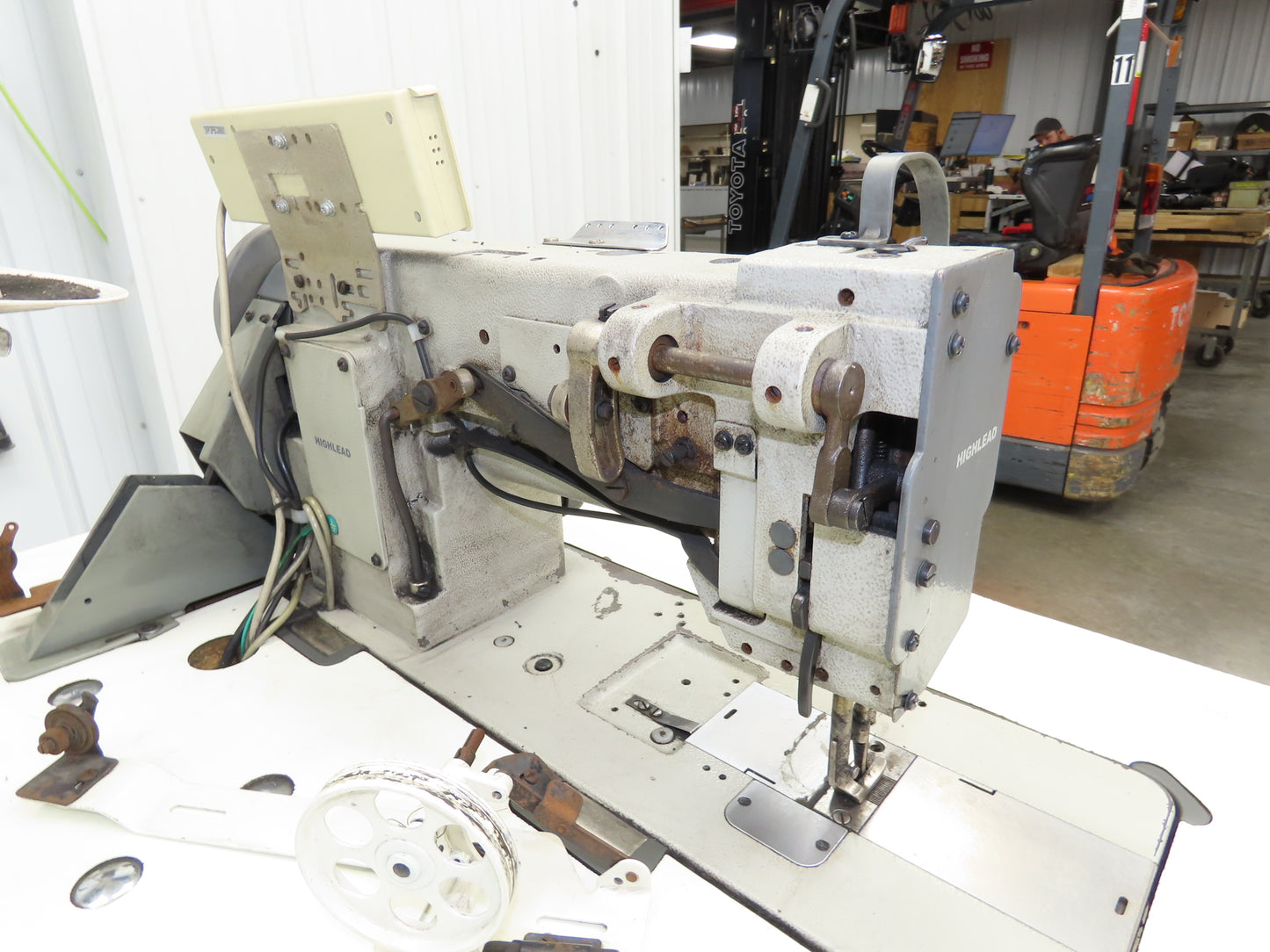 Highlead GC20618-1-D Industrial Sewing Walkling Foot Machine 	220-240V *Read