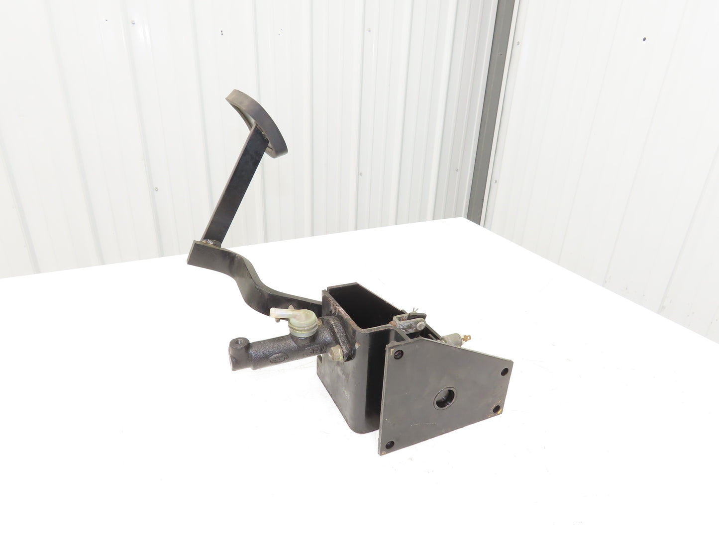 Caterpillar EP18KT Forklift Hydraulic Brake Pedal Master Cylinder Assembly