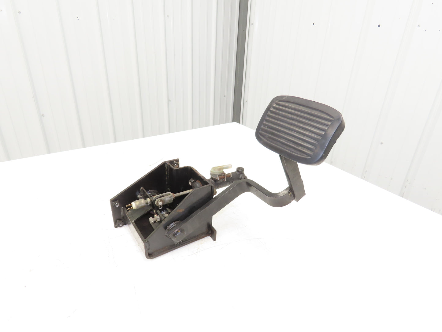 Caterpillar EP18KT Forklift Hydraulic Brake Pedal Master Cylinder Assembly