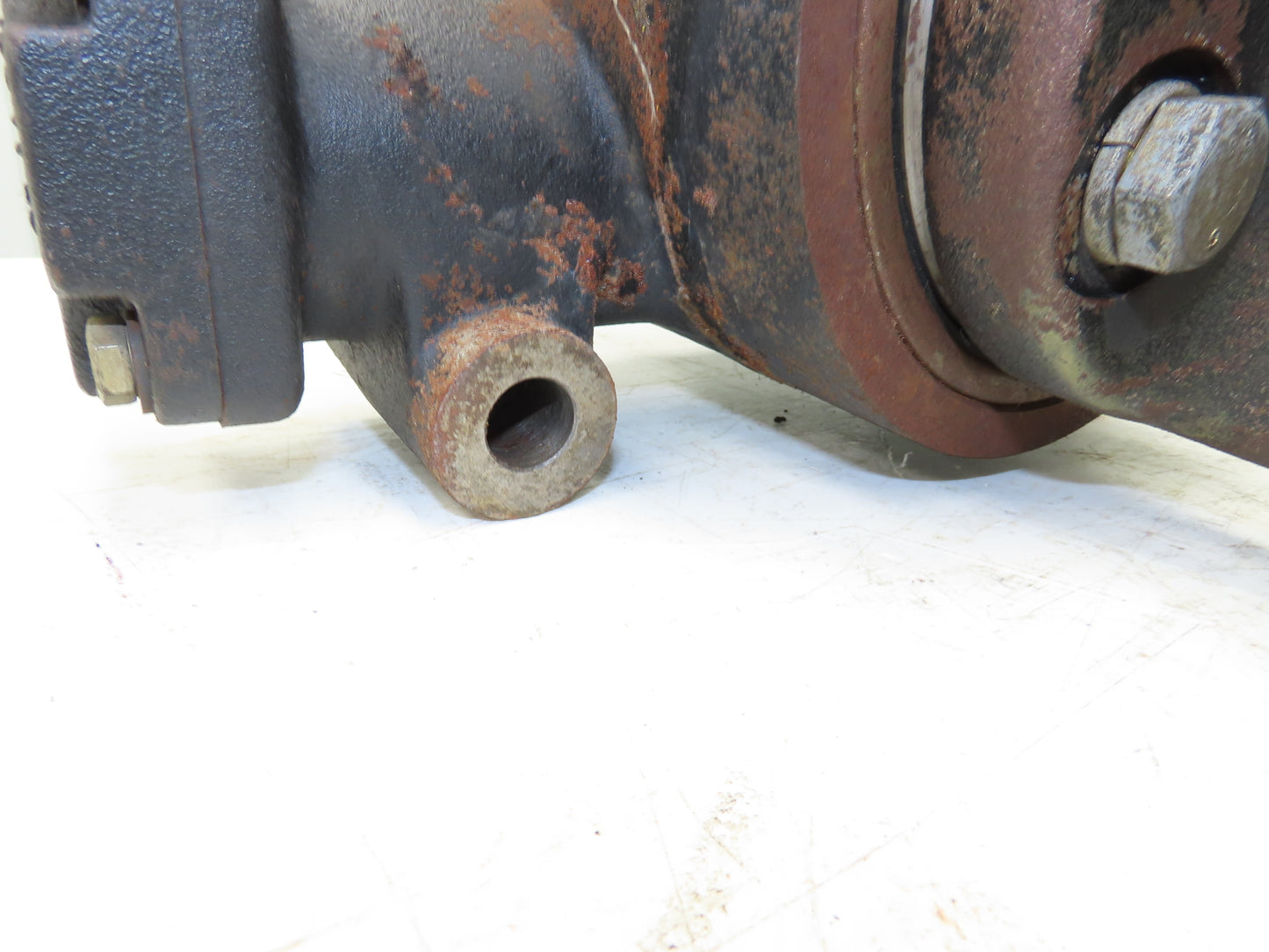 Caterpillar EP18KT Electric Forklift Dual-Wheel Rear Pivot Axle 6 Lug Assembly