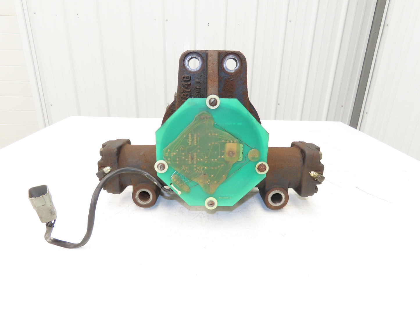 Caterpillar EP18KT Electric Forklift Dual-Wheel Rear Pivot Axle 6 Lug Assembly