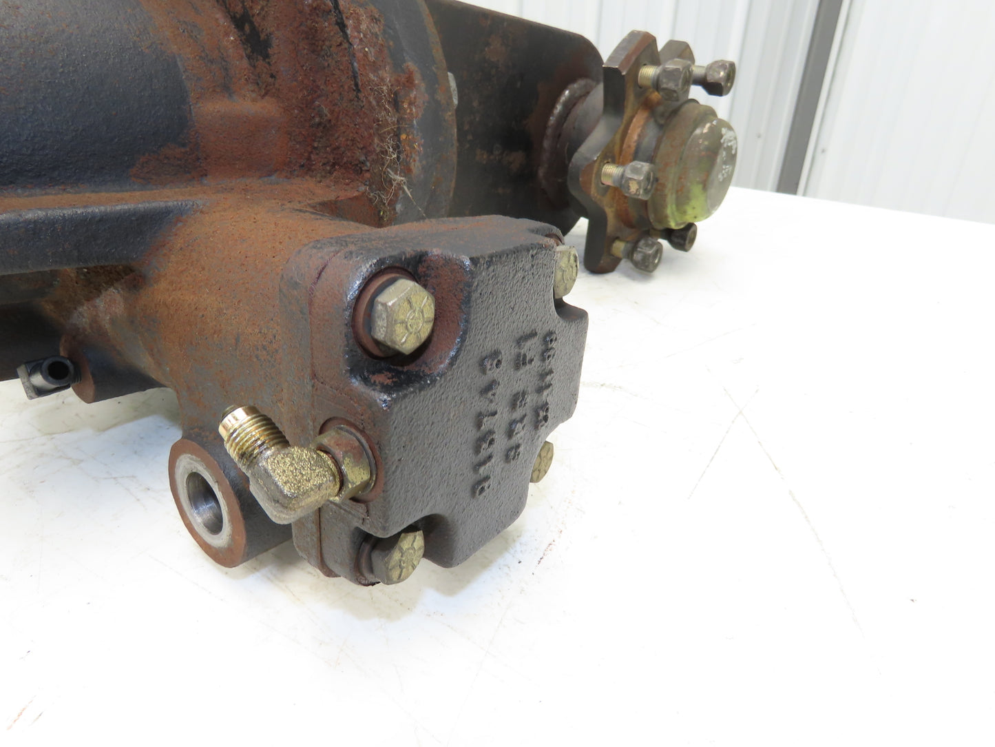 Caterpillar EP18KT Electric Forklift Dual-Wheel Rear Pivot Axle 6 Lug Assembly