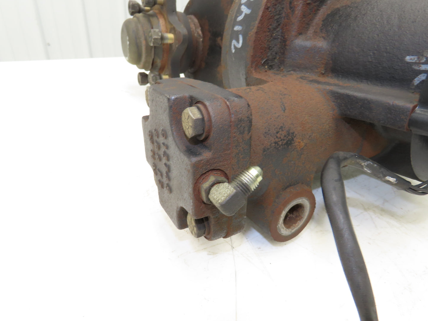 Caterpillar EP18KT Electric Forklift Dual-Wheel Rear Pivot Axle 6 Lug Assembly