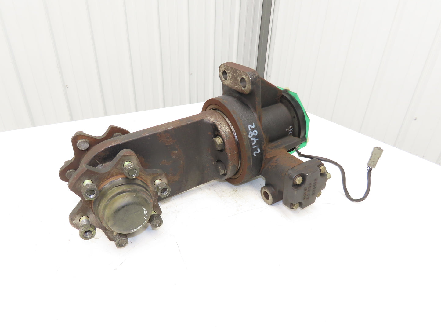 Caterpillar EP18KT Electric Forklift Dual-Wheel Rear Pivot Axle 6 Lug Assembly