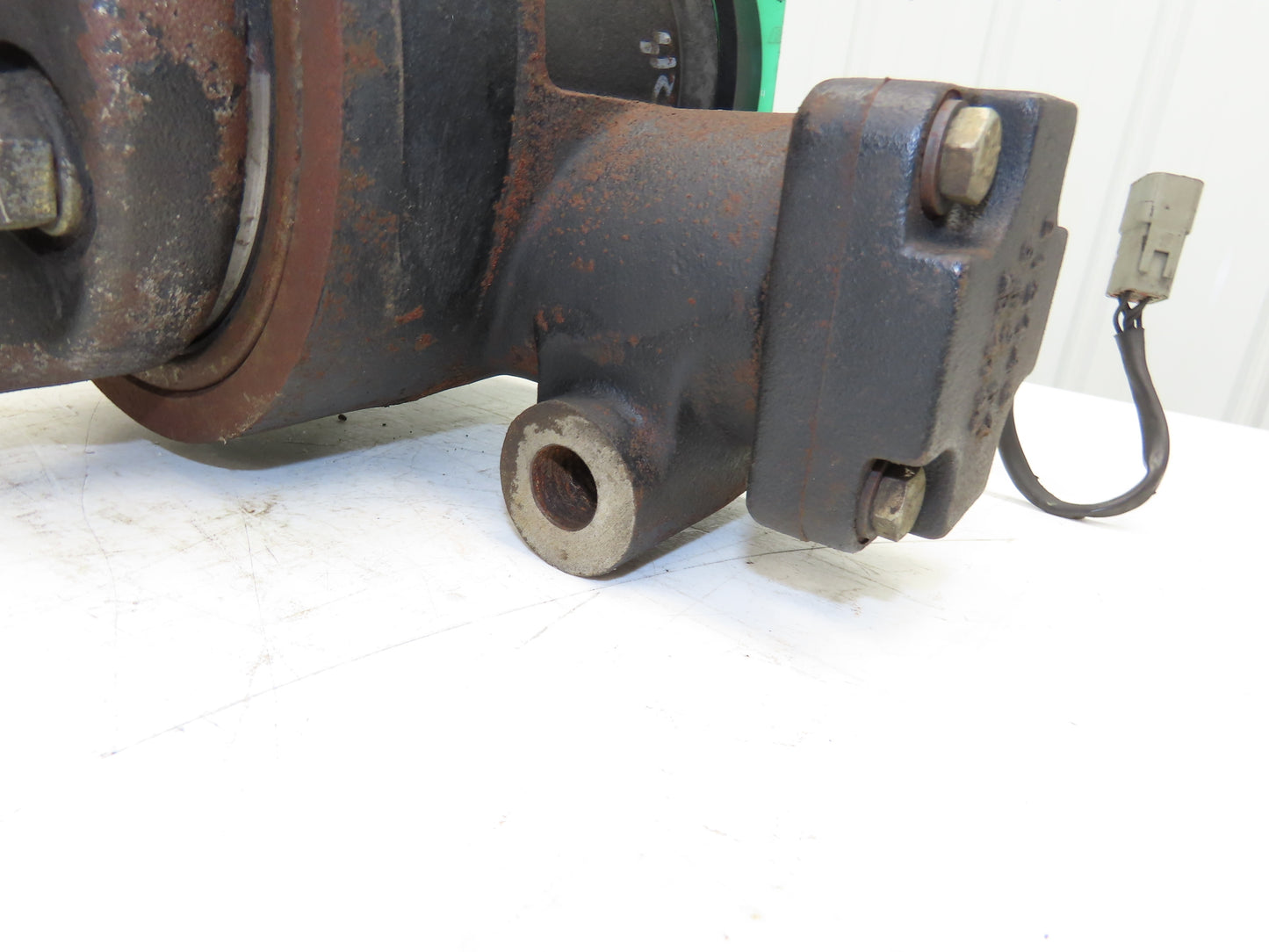 Caterpillar EP18KT Electric Forklift Dual-Wheel Rear Pivot Axle 6 Lug Assembly