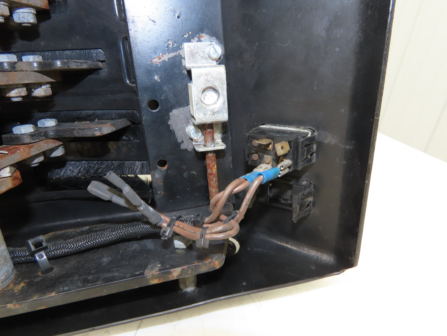 Yale ERP035TF Forklift Three Lever Hydraulic Control Lift Tilt & Shift W/Cover