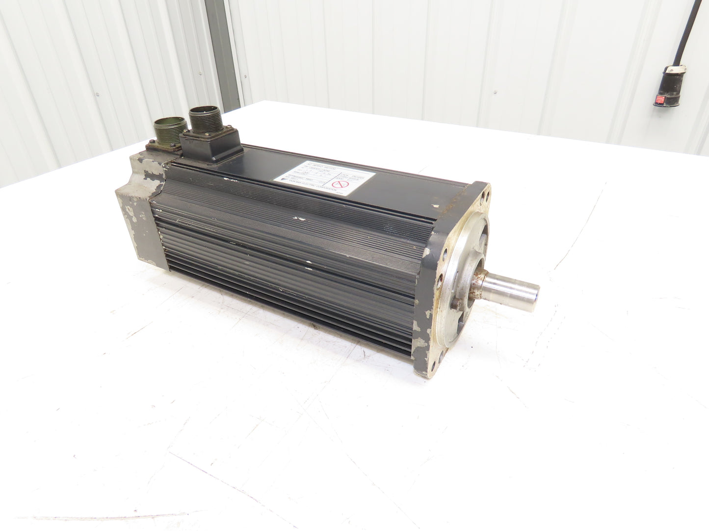 Yaskawa Electric USAFED-13CA2 Servo Motor 1.3kW 1500RPM 9.7A Encoder UTOPH-600VB