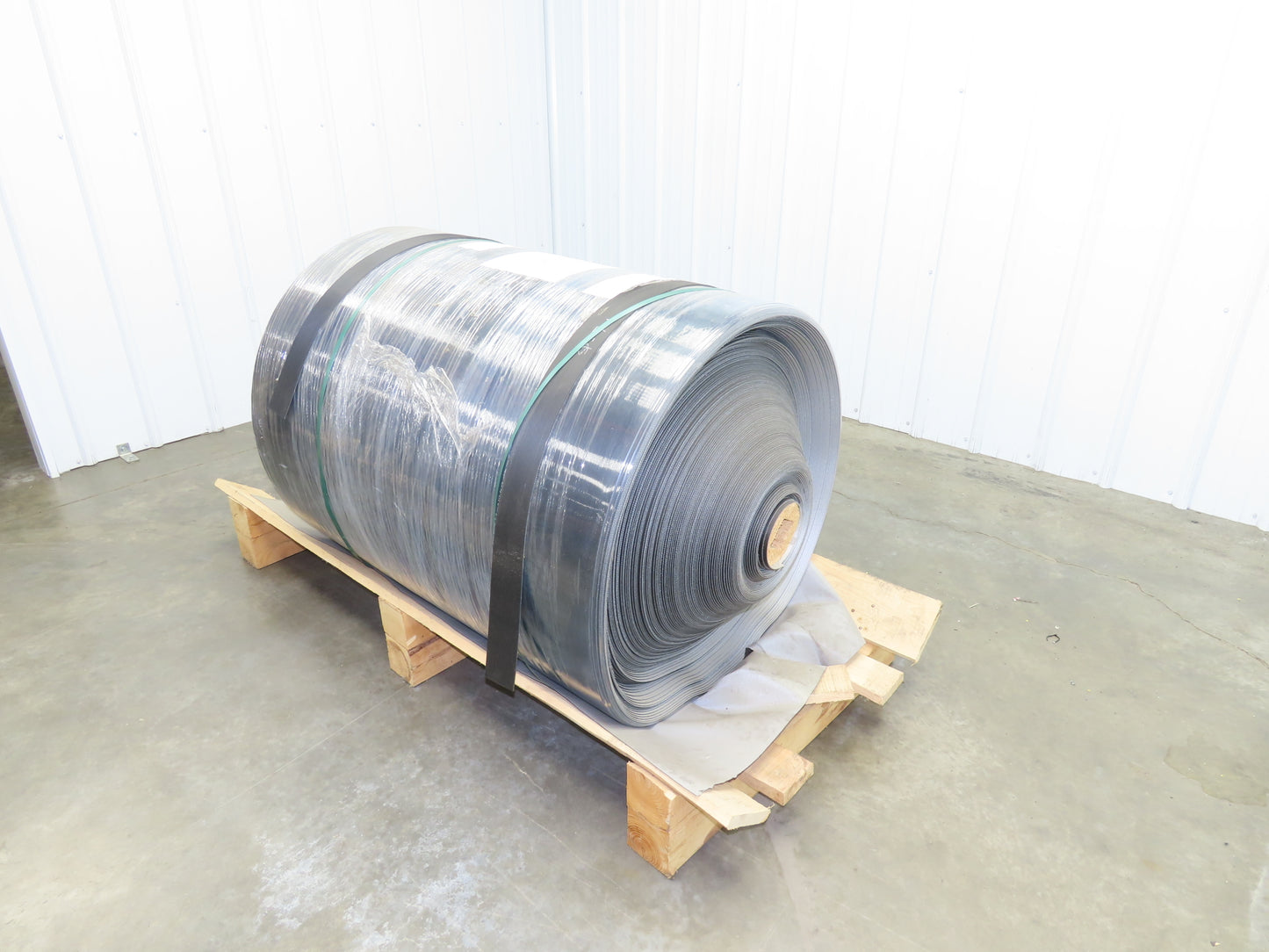 Hytrol 41.5"W x 672' Grooved Rubber Conveyor Belt 2-Ply Black 43"BW